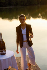 Taillierter Jersey Blazer in schwarz mit goldenem Emblem