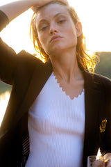 Taillierter Jersey Blazer in schwarz mit goldenem Emblem