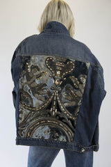 Oversize Jeansjacke Engel blue mit barockem Brokat & handverzierten Glassteinen – E „The Royal Denim Kollektion“