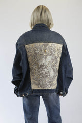 Oversize Jeansjacke Engel beige verziert von Hand mit Glassteinen – „The Royal Denim Kollektion“ für urbanen Luxus