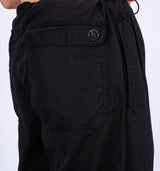 Schwarze Prachute Hose mit weitem Bein und Tunnelzug aus leichter Baumwolle