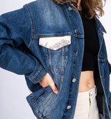 Lässige oversize Jeansjacke besonderer Jacquardmusterung in barocker 3D Optik