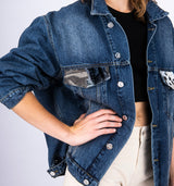 SoeAngel Blue – Moderne Oversize-Jacke mit edlem Brokatmotiv im Stil barocker Kunst. Urban, lässig und absolut einzigartig – Teil der Casual Royal Kollektion von Princess Herta Margarete Habsburg. One Size – für alle, die Mode mit Geschichte lieben.