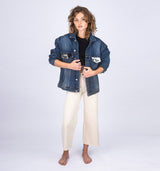 SoeAngel Blue – Moderne Oversize-Jacke mit edlem Brokatmotiv im Stil barocker Kunst. Urban, lässig und absolut einzigartig – Teil der Casual Royal Kollektion von Princess Herta Margarete Habsburg. One Size – für alle, die Mode mit Geschichte lieben.