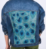 Einzigartige Oversize Jeansjacke mit hochwertiger Jacquardmusterung im Pfauen-Design