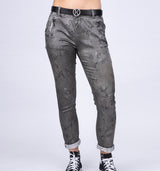 Lässige Hose aus baumwoll Satin in Silber Grau mit dezentem Muster