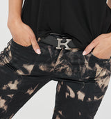 Ein besonders edles Exemplar unserer Hosen ist dieses Model mit beige/schwarzem abstrakten Muster im Satin Look. Die schmale Passform mit mittlerer Leibhöhe und Knopfverschluss zaubert dir eine tolle Silhouette! Wir empfehlen eine Größe kleiner 97% Baumwolle, 3% Elasthan