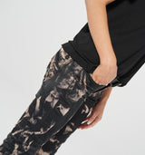 Ein besonders edles Exemplar unserer Hosen ist dieses Model mit beige/schwarzem abstrakten Muster im Satin Look. Die schmale Passform mit mittlerer Leibhöhe und Knopfverschluss zaubert dir eine tolle Silhouette! Wir empfehlen eine Größe kleiner 97% Baumwolle, 3% Elasthan