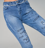 Streng limitierte Paula S High Waist Loose Fit Jeans mit silbernen Steinen und destroyed Look