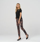 Slim Fit Hose aus softem Material mit wunderschönem Design aus Rosen und Ornamenten in Beere- und Rosétönen. Die typische "KETU" Taschenform setzt auch bei diesem Model deinen Po gekonnt in Szene. Wir empfehlen eine Nummer kleiner 97% Baumwolle, 3% Elasthan