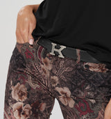 Slim Fit Hose aus softem Material mit wunderschönem Design aus Rosen und Ornamenten in Beere- und Rosétönen. Die typische "KETU" Taschenform setzt auch bei diesem Model deinen Po gekonnt in Szene. Wir empfehlen eine Nummer kleiner 97% Baumwolle, 3% Elasthan
