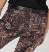 Slim Fit Hose aus softem Material mit wunderschönem Design aus Rosen und Ornamenten in Beere- und Rosétönen. Die typische "KETU" Taschenform setzt auch bei diesem Model deinen Po gekonnt in Szene. Wir empfehlen eine Nummer kleiner 97% Baumwolle, 3% Elasthan