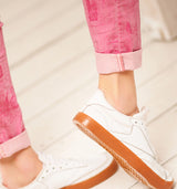 An heißen Tagen sorgt diese Slim Fit Satin Hose nicht nur für ein cooles Aussehen, sondern auch für ebensolches Tragefühl. Schrift und Muster in maroon orchid.