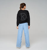 Schwarzes Sweatshirt mit großem runden Logo in 3D Optik am Rücken