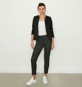 DAS Must-Have aus unserer Kollektion, DER "301"! Komfort einer Sweatjacke, Look eines wunderschönen Blazers. Die waschbare Jacke wird offen getragen und besticht vor allem durch seine außergewöhnlich gezackte Kragenform. Bei den vielen modischen Farbvarianten ist für jeden Geschmack etwas dabei und muss man ihn doch mal ausziehen, so kommt das schöne Spitzenfutter ans Licht. Wir empfehlen die gewohnte Größe zu wählen. Wir empfehlen die gewohnte Größe zu wählen 97% Baumwolle. 3% Elasthan Waschen bei 30°C