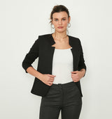 DAS Must-Have aus unserer Kollektion, DER "301"! Komfort einer Sweatjacke, Look eines wunderschönen Blazers. Die waschbare Jacke wird offen getragen und besticht vor allem durch seine außergewöhnlich gezackte Kragenform. Bei den vielen modischen Farbvarianten ist für jeden Geschmack etwas dabei und muss man ihn doch mal ausziehen, so kommt das schöne Spitzenfutter ans Licht. Wir empfehlen die gewohnte Größe zu wählen. Wir empfehlen die gewohnte Größe zu wählen 97% Baumwolle. 3% Elasthan Waschen bei 30°C