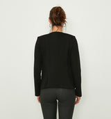 DAS Must-Have aus unserer Kollektion, DER "301"! Komfort einer Sweatjacke, Look eines wunderschönen Blazers. Die waschbare Jacke wird offen getragen und besticht vor allem durch seine außergewöhnlich gezackte Kragenform. Bei den vielen modischen Farbvarianten ist für jeden Geschmack etwas dabei und muss man ihn doch mal ausziehen, so kommt das schöne Spitzenfutter ans Licht. Wir empfehlen die gewohnte Größe zu wählen. Wir empfehlen die gewohnte Größe zu wählen 97% Baumwolle. 3% Elasthan Waschen bei 30°C