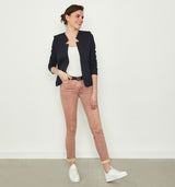 DAS Must-Have aus unserer Kollektion, DER "301"! Komfort einer Sweatjacke, Look eines wunderschönen Blazers. Die waschbare Jacke wird offen getragen und besticht vor allem durch seine außergewöhnlich gezackte Kragenform. Bei den vielen modischen Farbvarianten ist für jeden Geschmack etwas dabei und muss man ihn doch mal ausziehen, so kommt das schöne Spitzenfutter ans Licht. Wir empfehlen die gewohnte Größe zu wählen. 97% Baumwolle. 3% Elasthan Waschen bei 30°C