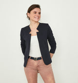 DAS Must-Have aus unserer Kollektion, DER "301"! Komfort einer Sweatjacke, Look eines wunderschönen Blazers. Die waschbare Jacke wird offen getragen und besticht vor allem durch seine außergewöhnlich gezackte Kragenform. Bei den vielen modischen Farbvarianten ist für jeden Geschmack etwas dabei und muss man ihn doch mal ausziehen, so kommt das schöne Spitzenfutter ans Licht. Wir empfehlen die gewohnte Größe zu wählen. 97% Baumwolle. 3% Elasthan Waschen bei 30°C