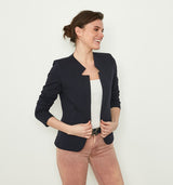 DAS Must-Have aus unserer Kollektion, DER "301"! Komfort einer Sweatjacke, Look eines wunderschönen Blazers. Die waschbare Jacke wird offen getragen und besticht vor allem durch seine außergewöhnlich gezackte Kragenform. Bei den vielen modischen Farbvarianten ist für jeden Geschmack etwas dabei und muss man ihn doch mal ausziehen, so kommt das schöne Spitzenfutter ans Licht. Wir empfehlen die gewohnte Größe zu wählen. 97% Baumwolle. 3% Elasthan Waschen bei 30°C