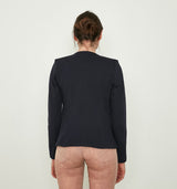 DAS Must-Have aus unserer Kollektion, DER "301"! Komfort einer Sweatjacke, Look eines wunderschönen Blazers. Die waschbare Jacke wird offen getragen und besticht vor allem durch seine außergewöhnlich gezackte Kragenform. Bei den vielen modischen Farbvarianten ist für jeden Geschmack etwas dabei und muss man ihn doch mal ausziehen, so kommt das schöne Spitzenfutter ans Licht. Wir empfehlen die gewohnte Größe zu wählen. 97% Baumwolle. 3% Elasthan Waschen bei 30°C