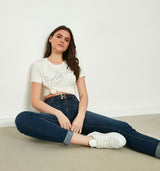 Slim Fit Jeans mit mittlerer Leibhöhe und dezentem destroyed Look. Dank des hochwertigen Materials bietet diese Jeans besonderen Tragekomfort! Die leicht schrägen und abgerundeten Po-Taschen sorgen für einen kleinen Lift-Effekt. Wir empfehlen eine Größe kleiner 97% Baumwolle, 3% Elasthan Handwäsche bei 30°C