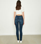 Slim Fit Jeans mit mittlerer Leibhöhe und dezentem destroyed Look. Dank des hochwertigen Materials bietet diese Jeans besonderen Tragekomfort! Die leicht schrägen und abgerundeten Po-Taschen sorgen für einen kleinen Lift-Effekt. Wir empfehlen eine Größe kleiner 97% Baumwolle, 3% Elasthan Handwäsche bei 30°C