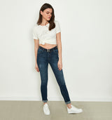 Slim Fit Jeans mit mittlerer Leibhöhe und dezentem destroyed Look. Dank des hochwertigen Materials bietet diese Jeans besonderen Tragekomfort! Die leicht schrägen und abgerundeten Po-Taschen sorgen für einen kleinen Lift-Effekt. Wir empfehlen eine Größe kleiner 97% Baumwolle, 3% Elasthan Handwäsche bei 30°C