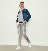 Slim Fit Hose mit mittlerer Leibhöhe und perfekt geformten Gesäßtaschen für kleinen Lift-Effekt. Das Design der Soft Touch Hose ist romantisch mit Paisley Muster aus zarten Pastellfarben. Wir empfehlen eine Größe kleiner 97% Baumwolle, 3% Elasthan Handwäsche bei 30°C