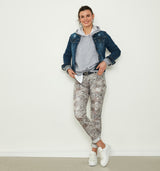 Slim Fit Hose mit mittlerer Leibhöhe und perfekt geformten Gesäßtaschen für kleinen Lift-Effekt. Das Design der Soft Touch Hose ist romantisch mit Paisley Muster aus zarten Pastellfarben. Wir empfehlen eine Größe kleiner 97% Baumwolle, 3% Elasthan Handwäsche bei 30°C