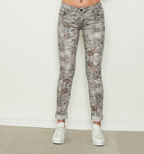 Slim Fit Hose mit mittlerer Leibhöhe und perfekt geformten Gesäßtaschen für kleinen Lift-Effekt. Das Design der Soft Touch Hose ist romantisch mit Paisley Muster aus zarten Pastellfarben. Wir empfehlen eine Größe kleiner 97% Baumwolle, 3% Elasthan Handwäsche bei 30°C