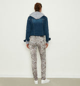 Slim Fit Hose mit mittlerer Leibhöhe und perfekt geformten Gesäßtaschen für kleinen Lift-Effekt. Das Design der Soft Touch Hose ist romantisch mit Paisley Muster aus zarten Pastellfarben. Wir empfehlen eine Größe kleiner 97% Baumwolle, 3% Elasthan Handwäsche bei 30°C