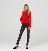 Super softe Power-Stretch Jeans im Slim Fit mit mittlerer Leibhöhe und dezenten destroyed Effekten. Entlang des Beins der antrazitf farbenen Hose verläuft ein rot/weiß glänzender Streifen. 98% Baumwolle, 2% Elasthan Wir empfehlen eine Größe kleiner