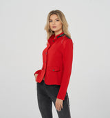 Taillierter Sweat Blazer im Uniform Look mit Lederlook Details an Kragen und Schulter. Zum Schließen hat dieser sportive Blazer große Bronzefarbene Knöpfe mit maritimem Design, die sich an Taschen und Ärmeln wiederfinden. Wir empfehlen eine Nummer größer 65% Viscose, 32% Poliester, 3% Elasthan