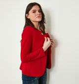 DAS Must-Have aus unserer Kollektion, DER "301"! Komfort einer Sweatjacke, Look eines wunderschönen Blazers. Die waschbare Jacke wird offen getragen und besticht vor allem durch seine außergewöhnlich gezackte Kragenform. Bei den vielen modischen Farbvarianten ist für jeden Geschmack etwas dabei und muss man ihn doch mal ausziehen, so kommt das schöne Spitzenfutter ans Licht. Wir empfehlen die gewohnte Größe zu wählen. 97% Baumwolle. 3% Elasthan Wäsche bei 30°C