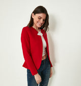 DAS Must-Have aus unserer Kollektion, DER "301"! Komfort einer Sweatjacke, Look eines wunderschönen Blazers. Die waschbare Jacke wird offen getragen und besticht vor allem durch seine außergewöhnlich gezackte Kragenform. Bei den vielen modischen Farbvarianten ist für jeden Geschmack etwas dabei und muss man ihn doch mal ausziehen, so kommt das schöne Spitzenfutter ans Licht. Wir empfehlen die gewohnte Größe zu wählen. 97% Baumwolle. 3% Elasthan Wäsche bei 30°C