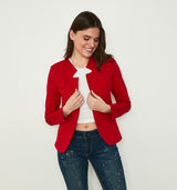DAS Must-Have aus unserer Kollektion, DER "301"! Komfort einer Sweatjacke, Look eines wunderschönen Blazers. Die waschbare Jacke wird offen getragen und besticht vor allem durch seine außergewöhnlich gezackte Kragenform. Bei den vielen modischen Farbvarianten ist für jeden Geschmack etwas dabei und muss man ihn doch mal ausziehen, so kommt das schöne Spitzenfutter ans Licht. Wir empfehlen die gewohnte Größe zu wählen. 97% Baumwolle. 3% Elasthan Wäsche bei 30°C
