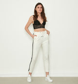 Die Jogg Pants "973" wird die Rettung für den langen Tag. Sie sitzt unglaublich bequem und passt perfekt durch den Tunnelzug mit edel verzierten Perlen am Zugbändchen. Die seitliche Einstecktaschen sitzen so, dass man bequem seine Hände darin verschwinden lassen kann. Ganz besonderer Hingucker ist der sportliche Galonstreifen in Kontrastfarbe. Rückseitig befinden sich Taschenpatten auf den angetäuschten Gesäßtaschen.