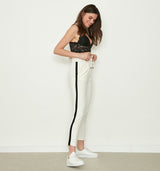 Die Jogg Pants "973" wird die Rettung für den langen Tag. Sie sitzt unglaublich bequem und passt perfekt durch den Tunnelzug mit edel verzierten Perlen am Zugbändchen. Die seitliche Einstecktaschen sitzen so, dass man bequem seine Hände darin verschwinden lassen kann. Ganz besonderer Hingucker ist der sportliche Galonstreifen in Kontrastfarbe. Rückseitig befinden sich Taschenpatten auf den angetäuschten Gesäßtaschen.