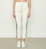 Rückseitig befinden sich Taschenpatten auf den angetäuschten Gesäßtaschen. Die neue Lieblingshose ist nicht nur waschbar, sondern auch besonders kombinationsstark. Ob flache, oder hohe Schuhe, enges oder lockeres Shirt, Bluse oder Top mit vielen Blazern und Jacken - Eine Hose, die eben immer geht! Wir empfehlen eine Größe kleiner zu bestellen. Diese Hose weitet sich beim Tragen durch Körperwärme 70% Polyester, 22% Nylon, 8% Elasthan Handwäsche bei 30°