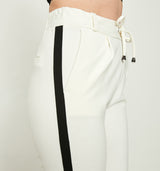 Rückseitig befinden sich Taschenpatten auf den angetäuschten Gesäßtaschen. Die neue Lieblingshose ist nicht nur waschbar, sondern auch besonders kombinationsstark. Ob flache, oder hohe Schuhe, enges oder lockeres Shirt, Bluse oder Top mit vielen Blazern und Jacken - Eine Hose, die eben immer geht! Wir empfehlen eine Größe kleiner zu bestellen. Diese Hose weitet sich beim Tragen durch Körperwärme 70% Polyester, 22% Nylon, 8% Elasthan Handwäsche bei 30°