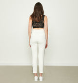 Die Jogg Pants "973" wird die Rettung für den langen Tag. Sie sitzt unglaublich bequem und passt perfekt durch den Tunnelzug mit edel verzierten Perlen am Zugbändchen. Die seitliche Einstecktaschen sitzen so, dass man bequem seine Hände darin verschwinden lassen kann. Ganz besonderer Hingucker ist der sportliche Galonstreifen in Kontrastfarbe. Rückseitig befinden sich Taschenpatten auf den angetäuschten Gesäßtaschen.