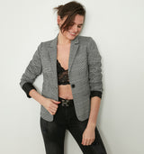 Der 1100 – zeitloser Stil und hochwertige Qualität. Der taillierte Blazer hat einen Reverskragen, einen Knopf in schwarzem Kontrast und zwei unauffälligen Leistentaschen. Besonders gut dazu ist die passende Hose als komplettes Kostüm mit der Artikelnummer 1101. Der stets aktuelle Glencheck-Klassiker passt sich vielen Kombi-Ideen an und verleiht ihnen eine gepflegte, distinguierte Ausstrahlung. Wir empfehlen eine Nummer größer zu bestellen.
