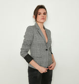 Der 1100 – zeitloser Stil und hochwertige Qualität. Der taillierte Blazer hat einen Reverskragen, einen Knopf in schwarzem Kontrast und zwei unauffälligen Leistentaschen. Besonders gut dazu ist die passende Hose als komplettes Kostüm mit der Artikelnummer 1101. Der stets aktuelle Glencheck-Klassiker passt sich vielen Kombi-Ideen an und verleiht ihnen eine gepflegte, distinguierte Ausstrahlung. Wir empfehlen eine Nummer größer zu bestellen.