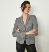 Der 1100 – zeitloser Stil und hochwertige Qualität. Der taillierte Blazer hat einen Reverskragen, einen Knopf in schwarzem Kontrast und zwei unauffälligen Leistentaschen. Besonders gut dazu ist die passende Hose als komplettes Kostüm mit der Artikelnummer 1101. Der stets aktuelle Glencheck-Klassiker passt sich vielen Kombi-Ideen an und verleiht ihnen eine gepflegte, distinguierte Ausstrahlung. Wir empfehlen eine Nummer größer zu bestellen.