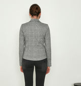 Der 1100 – zeitloser Stil und hochwertige Qualität. Der taillierte Blazer hat einen Reverskragen, einen Knopf in schwarzem Kontrast und zwei unauffälligen Leistentaschen. Besonders gut dazu ist die passende Hose als komplettes Kostüm mit der Artikelnummer 1101. Der stets aktuelle Glencheck-Klassiker passt sich vielen Kombi-Ideen an und verleiht ihnen eine gepflegte, distinguierte Ausstrahlung. Wir empfehlen eine Nummer größer zu bestellen.