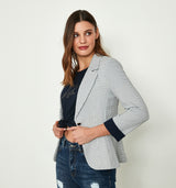 Taillierter Strukturblazer im Maritim Look mit 3/4 Ärmeln, Saum abgesetzt in Marine Blau und einem Knopf.  Wir empfehlen die gewohnte Größe 95% Polyester, 5% Elasthan Handwäsche bei 30°