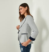 Taillierter Strukturblazer im Maritim Look mit 3/4 Ärmeln, Saum abgesetzt in Marine Blau und einem Knopf.  Wir empfehlen die gewohnte Größe 95% Polyester, 5% Elasthan Handwäsche bei 30°
