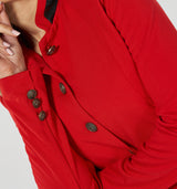 Taillierter Sweat Blazer im Uniform Look mit Lederlook Details an Kragen und Schulter. Zum Schließen hat dieser sportive Blazer große Bronzefarbene Knöpfe mit maritimem Design, die sich an Taschen und Ärmeln wiederfinden. Wir empfehlen eine Nummer größer 65% Viscose, 32% Poliester, 3% Elasthan