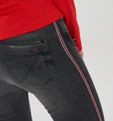 Super softe Power-Stretch Jeans im Slim Fit mit mittlerer Leibhöhe und dezenten destroyed Effekten. Entlang des Beins der antrazitf farbenen Hose verläuft ein rot/weiß glänzender Streifen. 98% Baumwolle, 2% Elasthan Wir empfehlen eine Größe kleiner